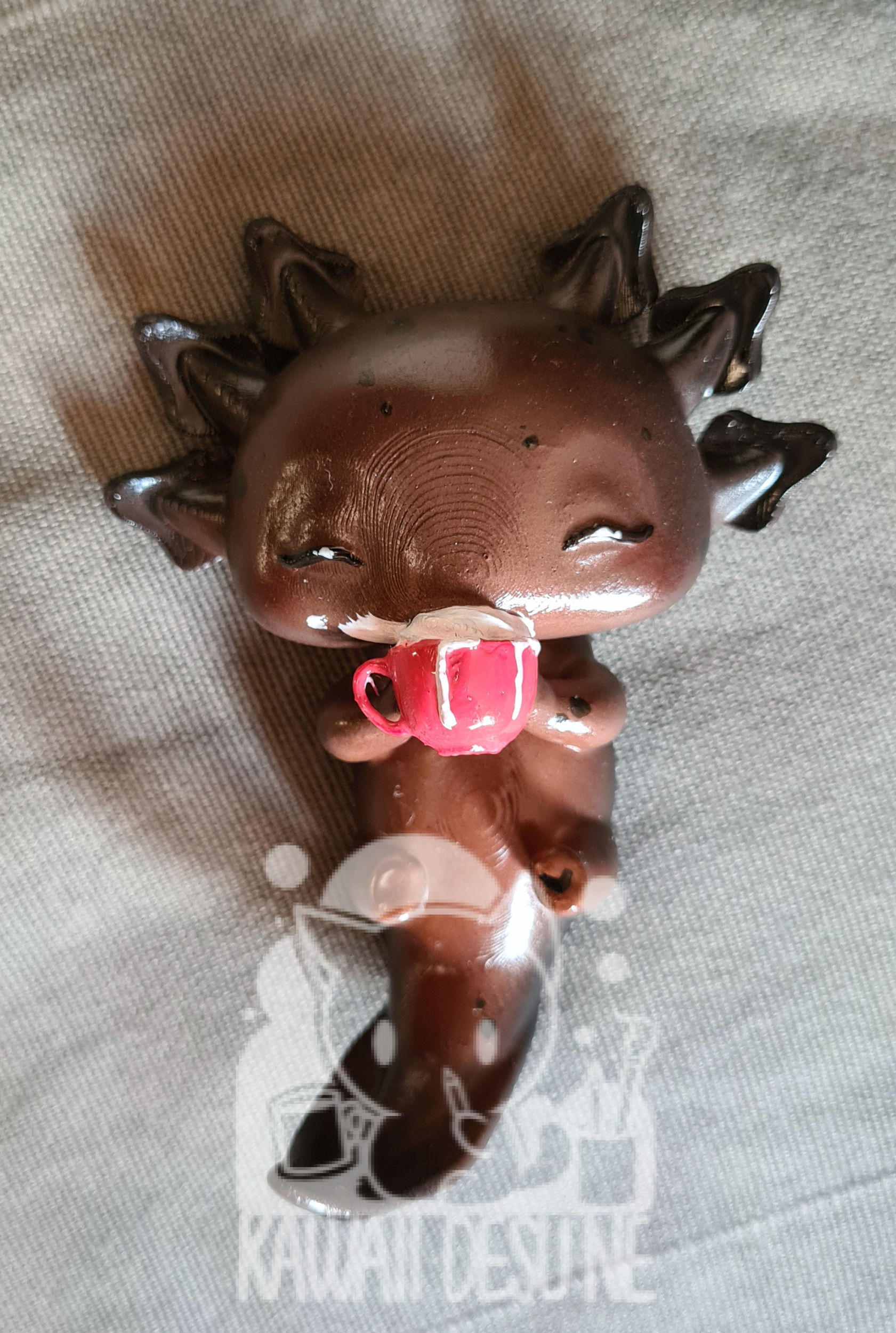 Shiny Schoko Axolotl mit roter Tasse