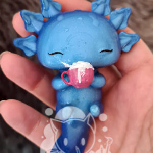 Hellblaues Axolotl mit roter Tasse