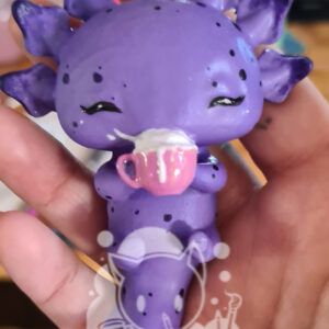 Helllila Axolotl mit pinker Tasse