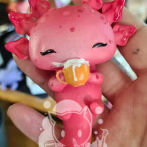 Rosa Axolotl mit oranger Tasse
