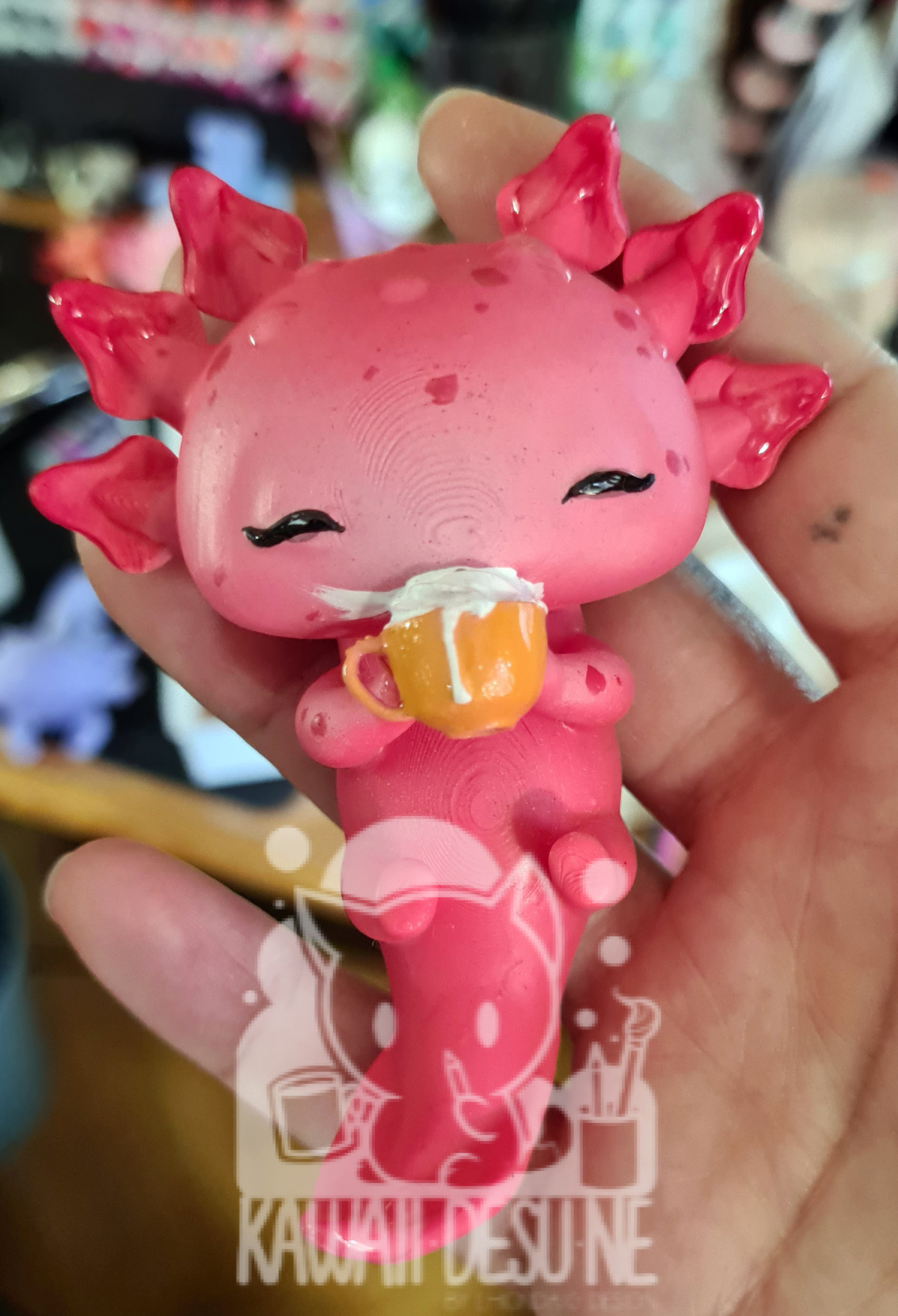 Rosa Axolotl mit oranger Tasse