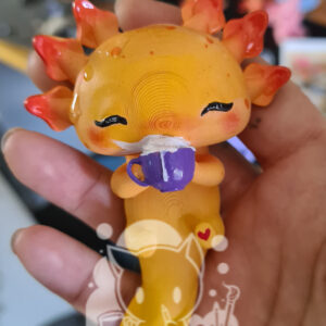 Sunset Axolotl mit lila Kaffeetasse