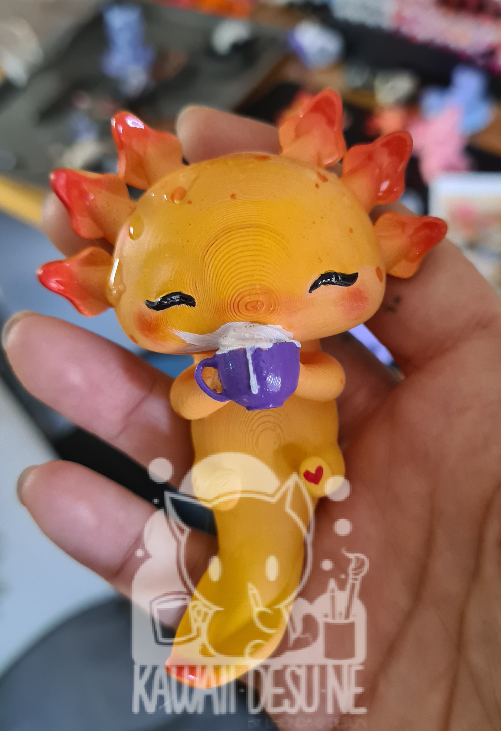 Sunset Axolotl mit lila Kaffeetasse