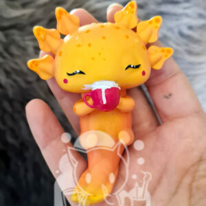 Sunset Axolotl mit roter Kaffeetasse