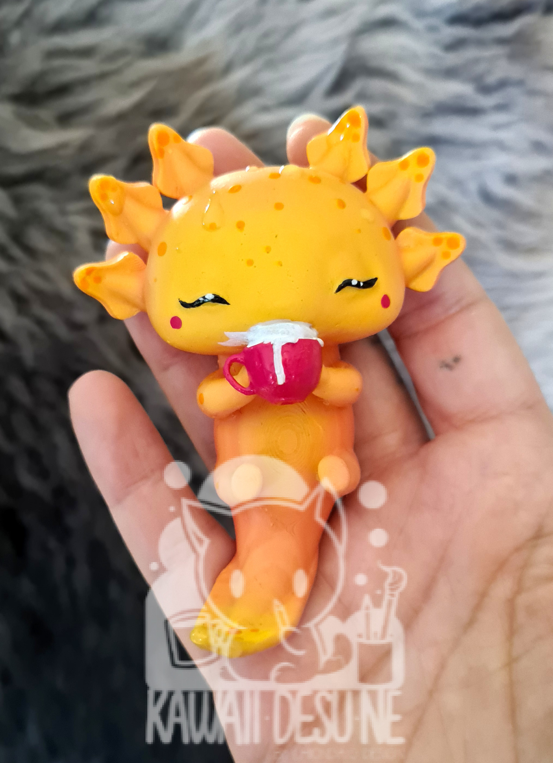 Sunset Axolotl mit roter Kaffeetasse