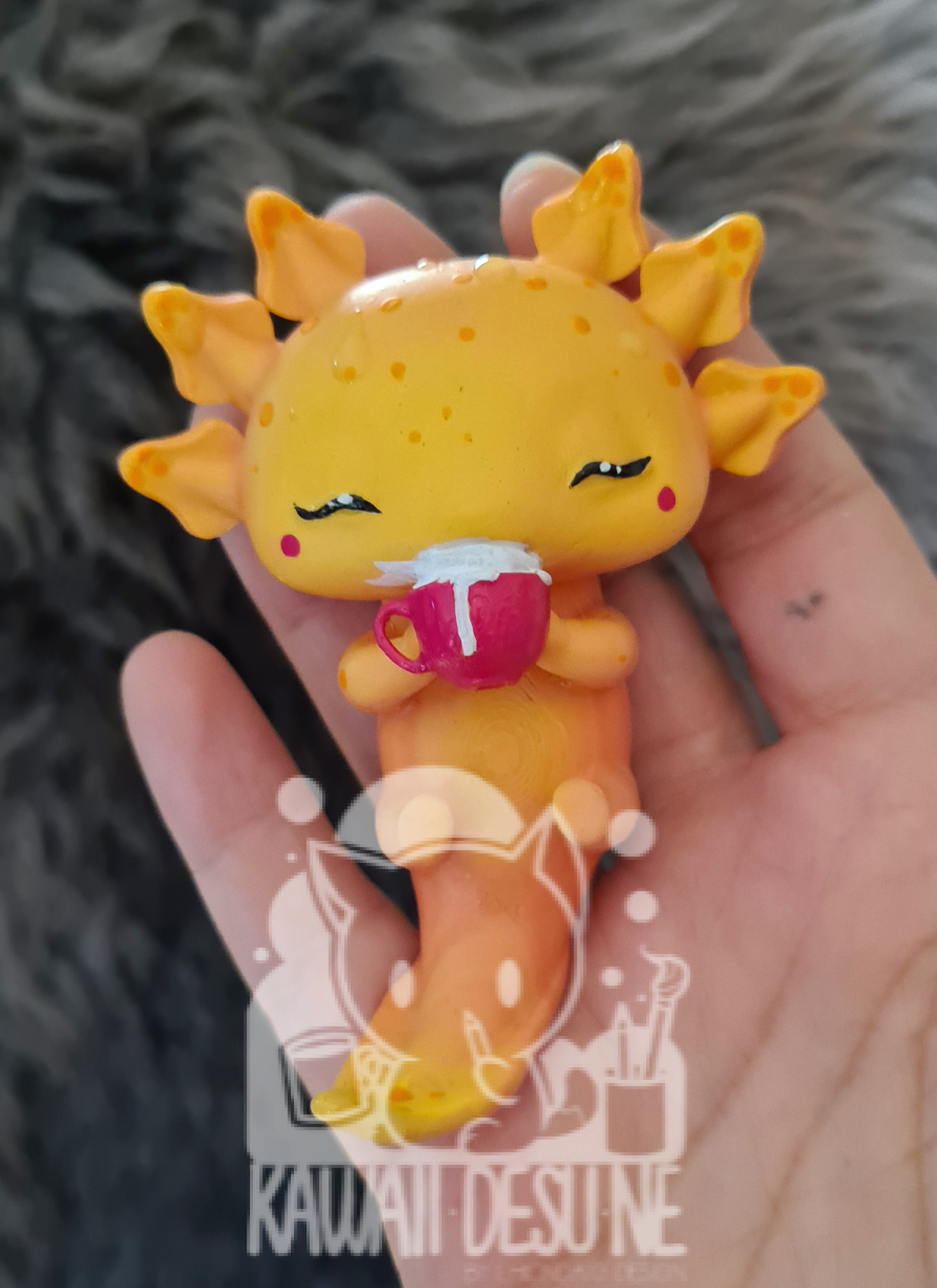 Sunset Axolotl mit roter Kaffeetasse – Bild 2