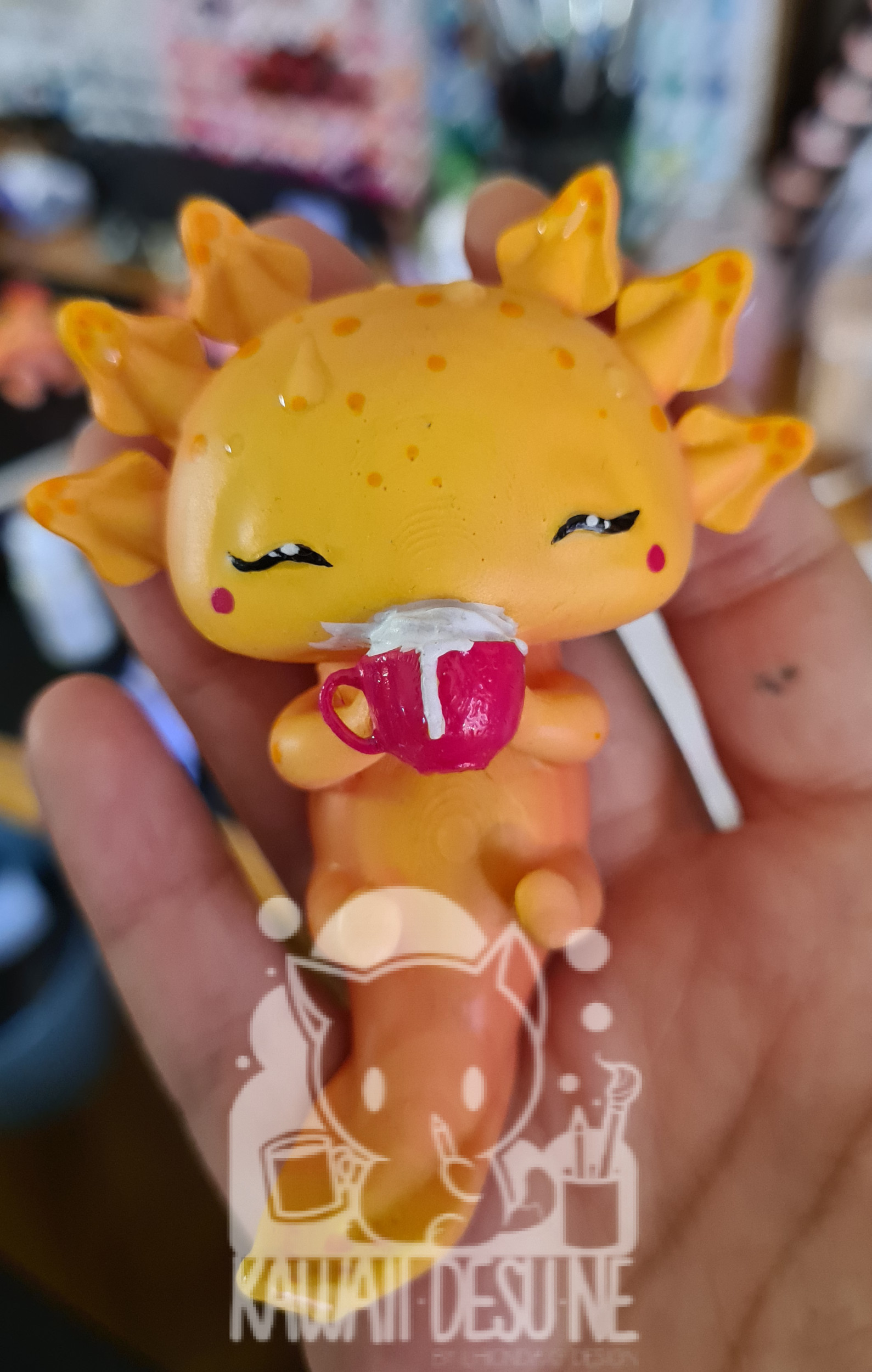 Sunset Axolotl mit roter Kaffeetasse – Bild 3