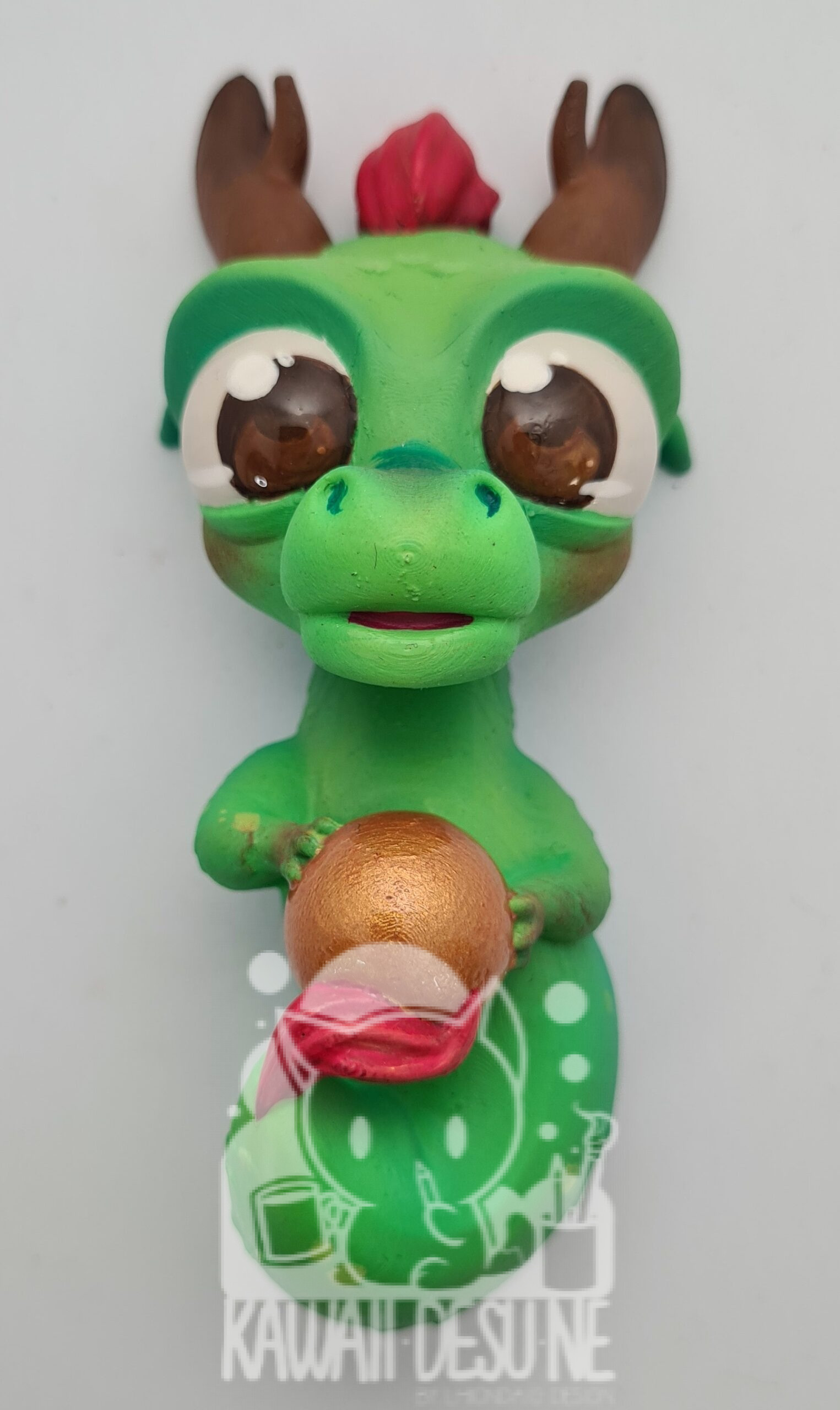 Grüner Drache, braune Augen, rote Haare