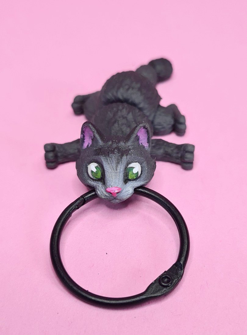 Kleine, schwarze Katze mit grünen Augen – Bild 2