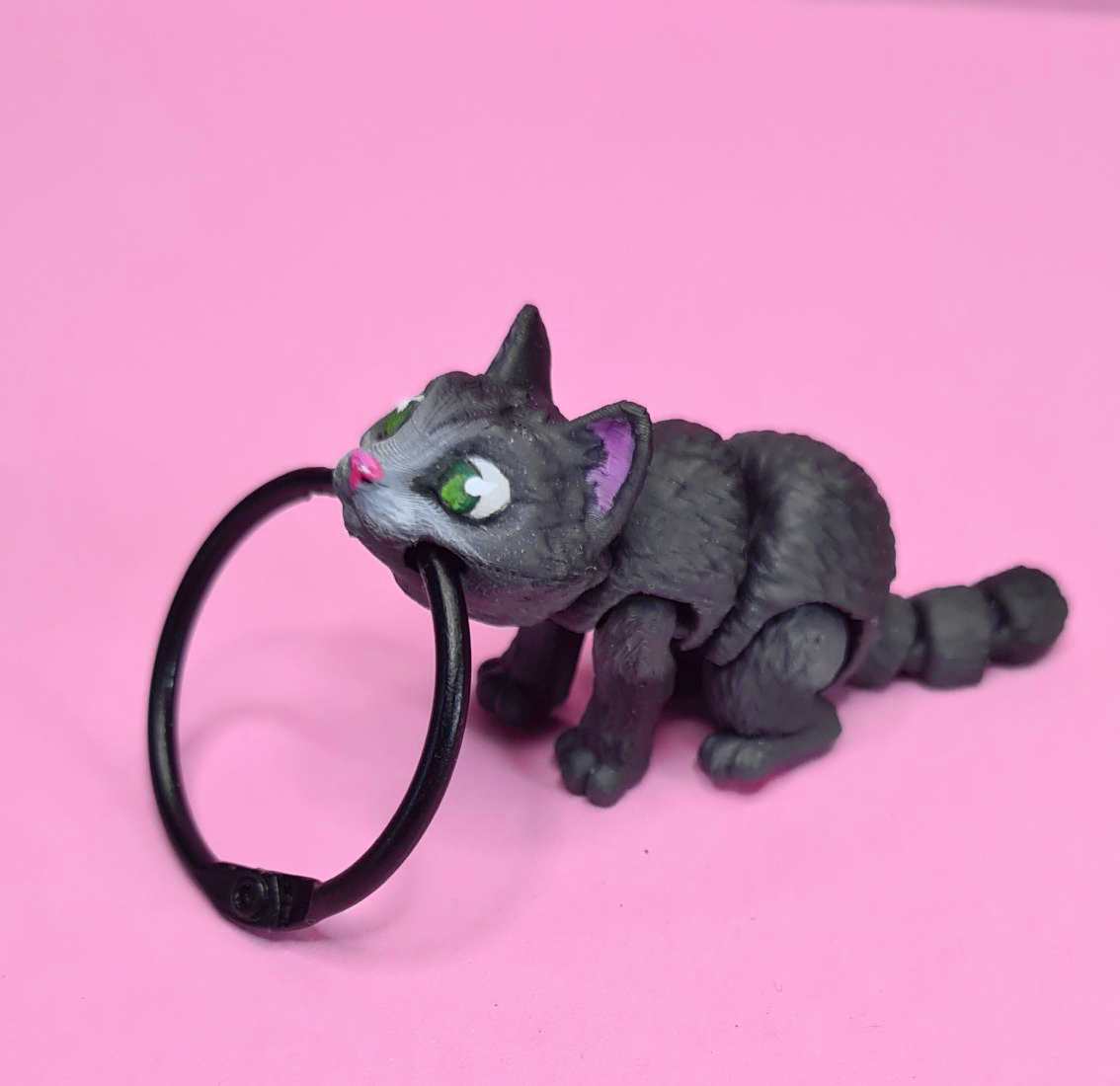 Kleine, schwarze Katze mit grünen Augen – Bild 3