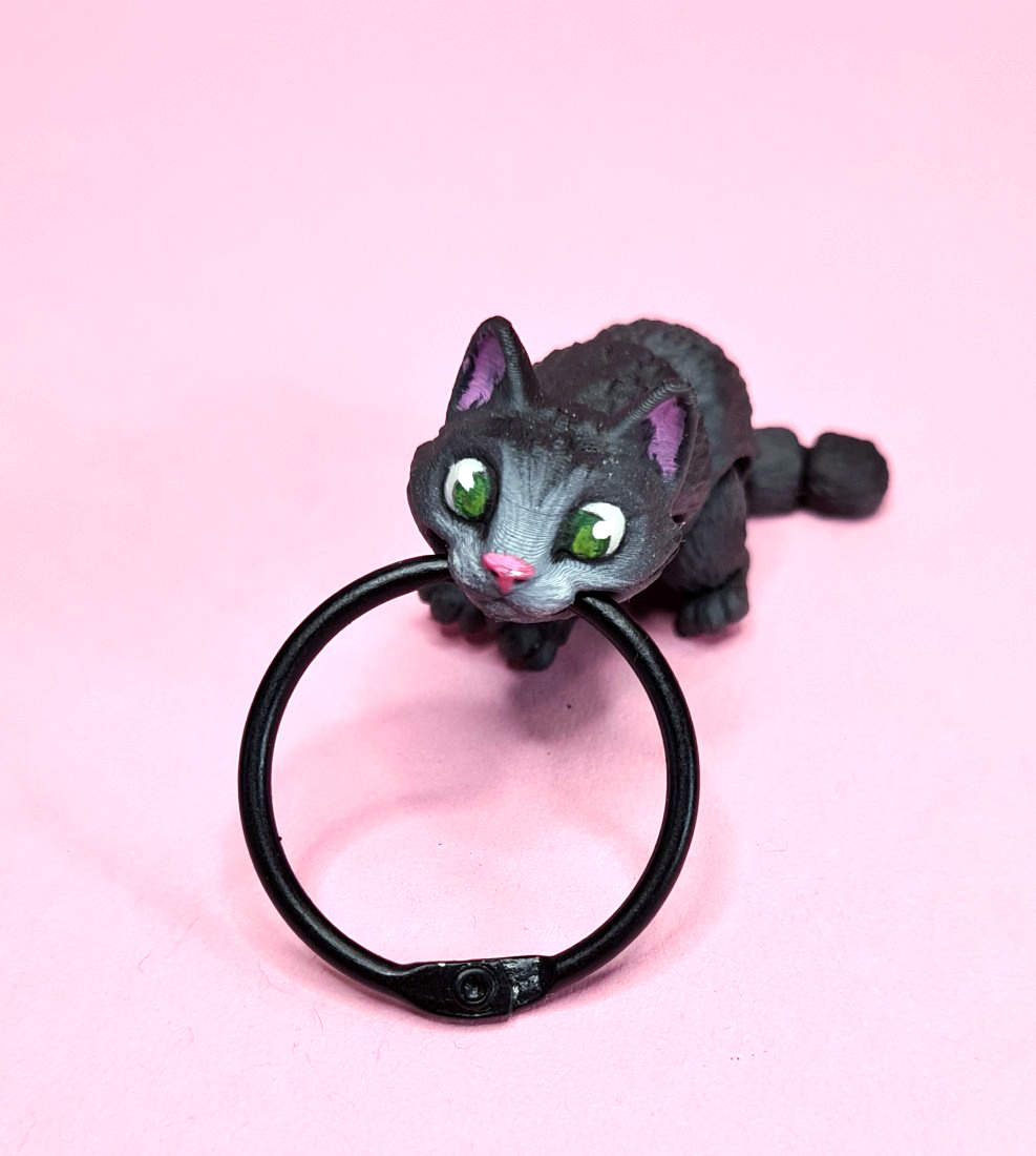 Kleine, schwarze Katze mit grünen Augen – Bild 5