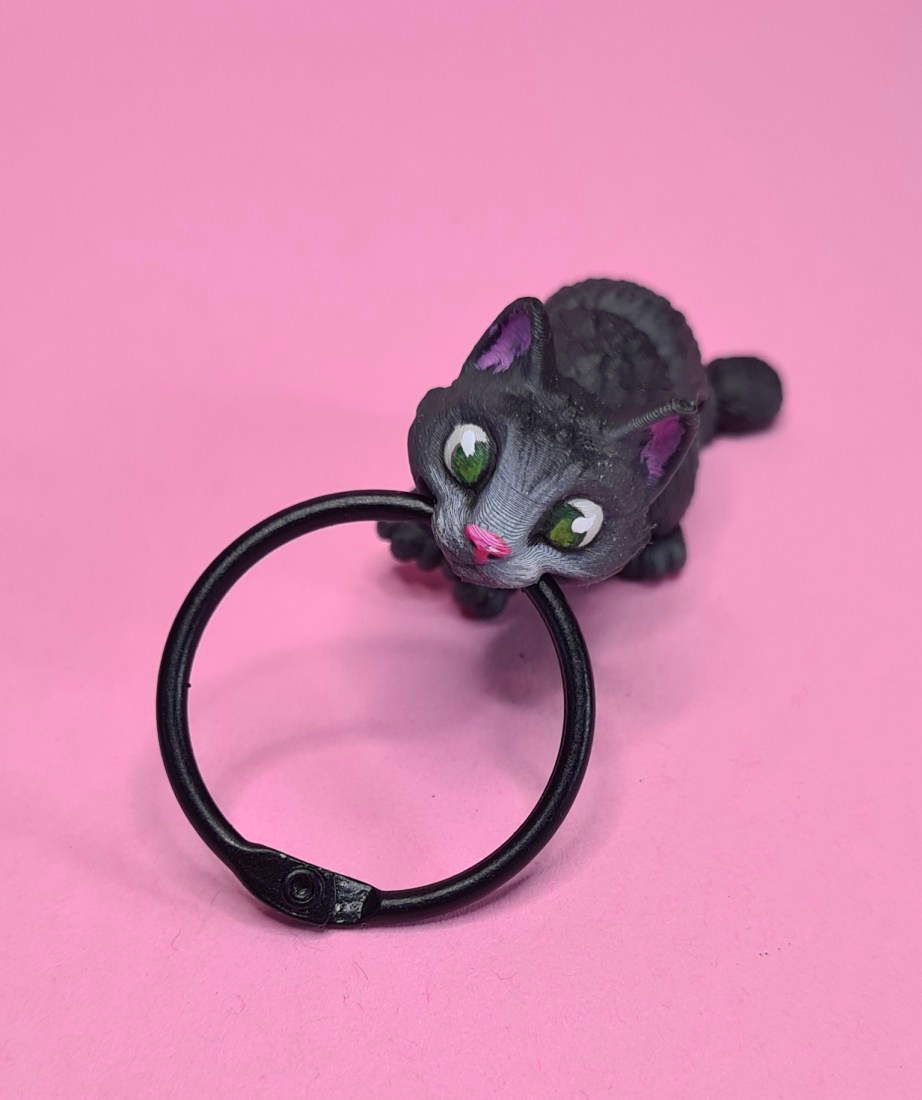 Kleine, schwarze Katze mit grünen Augen