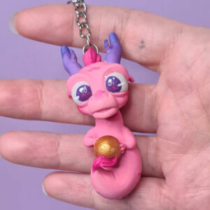 Mini Drache Rosa mit lila Hörnern