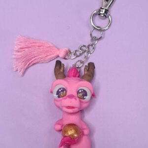 Mini Drache Rosa mit braunen Hörnern und rosa Quaste