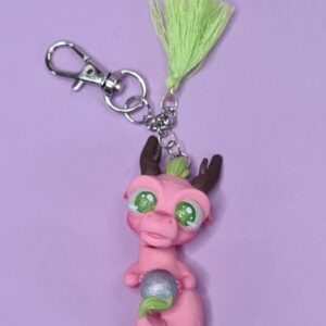 Mini Drache hellrosa mit braunen Hörnern und grüner Quaste